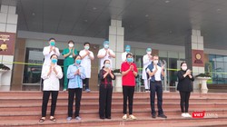 Các bệnh nhân mắc COVID-19 được công bố khỏi bệnh tại Bệnh viện Bệnh Nhiệt đới Trung ương cơ sở 2. Ảnh: Minh Thúy 