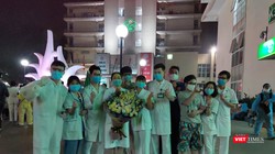 Các bác sĩ tại Bệnh viện Bạch Mai vui mừng khi Bệnh viện hết phong tỏa. Ảnh: Minh Thúy