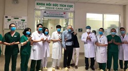 Các bác sĩ tại khoa Hồi sức tích cực chúc mừng bệnh nhân 23 cùng vợ (bệnh nhân 24) đã khỏi bệnh. Ảnh: BVCC