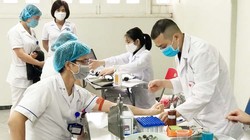 Bác sĩ tại Bệnh viện Hữu Nghị hiến máu vào sáng nay (14/4). Ảnh: BVCC