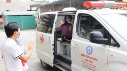 Bệnh nhân mắc COVID-19 khỏi bệnh vẫy tay chào các bác sĩ. Ảnh: Phạm Hằng