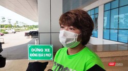 Nữ điều dưỡng Bệnh viện Bạch Mai mắc COVID-19 xúc động trong ngày được công bố khỏi bệnh. Ảnh: Minh Thúy 