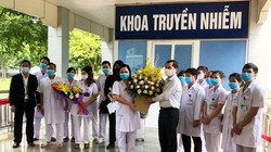 Người nhà bệnh nhân tặng hoa cảm ơn đội ngũ y, bác sĩ tại Khoa Truyền nhiễm, Bệnh viện Đa khoa tỉnh Ninh Bình. Ảnh: Phạm Hằng