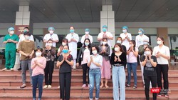 Các bệnh nhân mắc COVID-19 được xuất viện hôm nay (17/4) - Ảnh: Minh Thúy