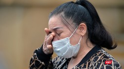 Nhân viên cung cấp nước sôi ở Bệnh viện Bạch Mai mắc COVID-19 bật khóc trong ngày khỏi bệnh. Ảnh: Hoàng Anh 