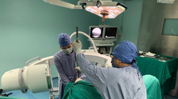 Các bác sĩ phẫu thuật đóng đinh kín xương chày trên màn tăng sáng cho bệnh nhân 25 tuổi. Ảnh: BVCC