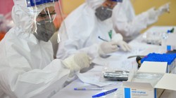 Nhân viên y tế xét nghiệm nhanh COVID-19 tại chợ đầu mối Long Biên. Ảnh: Hoàng Anh 