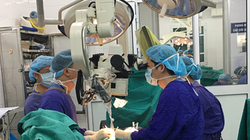 Các bác sĩ phẫu thuật nối liền cẳng tay bị đứt lìa cho bệnh nhân T.Đ.T. Ảnh: BVCC