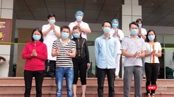 Các bệnh nhân mắc COVID-19 được công bố khỏi bệnh tại Bệnh viện Bệnh Nhiệt đới Trung ương cơ sở 2. Ảnh: Minh Thúy 