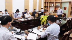 PGS.TS. Lương Ngọc Khuê - Cục trưởng Cục quản lý Khám, chữa bệnh, Phó Trưởng Tiểu ban Điều trị chủ trì cuộc họp. Ảnh: Lê Hảo 