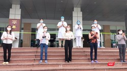 Các bệnh nhân mắc COVID-19 được công bố khỏi bệnh tại Bệnh viện Bệnh Nhiệt đới trung ương cơ sở 2. Ảnh: Minh Thúy 