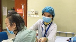 Bác sĩ thăm khám cho bệnh nhân tại Bệnh viện Hữu Nghị. Ảnh: BVCC