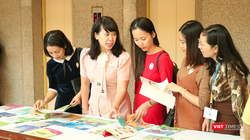 Giáo viên và phụ huynh học sinh xem SGK Tiếng Việt 1 Cánh Diều (Ảnh: Minh Thuý) 