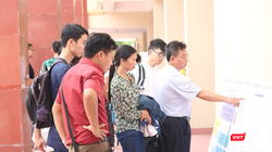 Phụ huynh học sinh xem tin tức tuyển sinh. Ảnh: Minh Thúy 