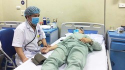 Bác sĩ thăm khám cho bệnh nhân tại Bệnh viện Hữu Nghị. Ảnh: BVCC