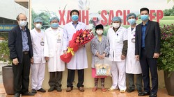 Lãnh đạo huyện Đồng Văn tặng hoa chúc mừng các y, bác sỹ và bệnh nhân 268 (đội mũ đen) được công bố khỏi bệnh vào sáng nay. Ảnh: T.N