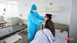 Bác sĩ thăm khám cho bệnh nhân mắc COVID-19 (Ảnh: Minh Thuý) 