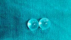 2 viên bi được cấy vào thân dương vật sát quy đầu của người bệnh. Ảnh: BVCC