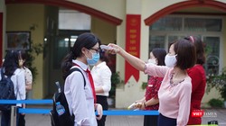 Giáo viên đo nhiệt độ cho học sinh (Ảnh - Minh Thuý) 