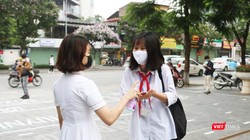 Học sinh rửa tay trước khi vào lớp. Ảnh: Minh Thúy 