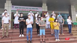 11 bệnh nhân chiến thắng Covid-19 được xuất viện tại BV Nhiệt đới Trung ương (Ảnh: Minh Thúy)