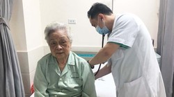 Bác sĩ chăm sóc cho bệnh nhân bị rối loạn nhịp tim. Ảnh: BVHN 