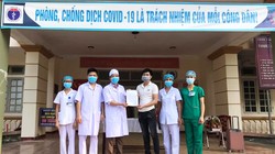 Các bác sĩ chúc mừng bệnh nhân 265 mắc COVID-19 đã khỏi bệnh. Ảnh: Phạm Hằng