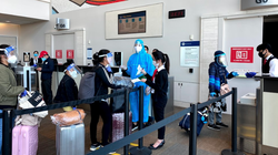 Người dân xếp hàng chờ lên máy bay (Ảnh - BYT) 