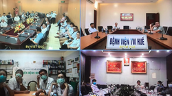 Các chuyên gia ở 3 miền Bắc-Trung-Nam hội chẩn cho bệnh nhân mắc COVID-19 nặng. Ảnh: Lê Hảo 