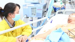 Bệnh nhân Phạm Viết Mạc trong tình trạng nguy kịch vì thiếu nhóm máu hiếm. Ảnh: BVCC