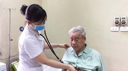 Bác sĩ thăm khám cho bệnh nhân tại Bệnh viện. Ảnh: BVCC