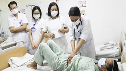 Bác sĩ thăm khám cho bệnh nhân. Ảnh: BVCC