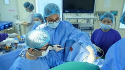 Các bác sĩ phẫu thuật cho bé gái. Ảnh: BVCC