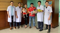 Các bác sĩ Bệnh viện Nhi Trung ương chúc mừng bệnh nhi chuẩn bị xuất viện. Ảnh: BVCC 