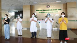 Bệnh nhân 264 (áo đen) và bệnh nhân 270 (áo vàng) mắc COVID-19 cùng các bác sĩ vui mừng trong ngày được công bố khỏi bệnh. Ảnh: Minh Thúy 