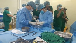 Các bác sĩ thực hiện ghép tạng cho bệnh nhân. Ảnh: Trung tâm Điều phối ghép tạng Quốc gia