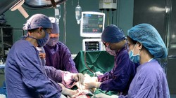 Kíp mổ cho bệnh nhi bị gãy xương đùi. Ảnh: Bệnh viện Hữu Nghị 