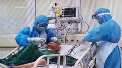 Các bác sĩ tại Bệnh viện Bệnh Nhiệt đới Trung ương cơ sở 2 điều trị cho bệnh nhân 161. Ảnh: Bệnh viện cung cấp 