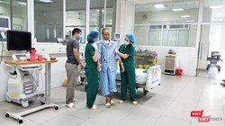 Bệnh nhân 19 được các bác sĩ dìu để tập đi lại ình thường. Ảnh: Minh Thúy 