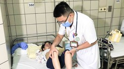 Bác sĩ chăm sóc cho bệnh nhi. Ảnh: Thành Dương 