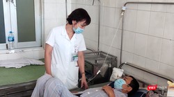 Bác sĩ khám bệnh cho bệnh nhân (Ảnh: Minh Thúy)