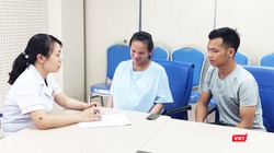 ThS.BS. Lê Thị Thu Hiền – Phó Giám đốc Bệnh viện Chuyên khoa Nam học và Hiếm muộn Hà Nội tư vấn cho vợ chồng chị Triệu Thị Liên. Ảnh: Minh Thúy 