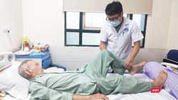 BS. Nguyễn Thanh Sơn – Khoa Ngoại Thần kinh – Chấn thương Chỉnh hình, Bệnh viện Hữu Nghị thăm khám cho bệnh nhân. Ảnh: Minh Thúy 