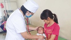 Bác sĩ chăm sóc bé 19 tháng tuổi bị bỏ quên trên xe ô tô. Ảnh: Bệnh viện Đa khoa tỉnh Vĩnh Phúc. 