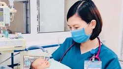 Bác sĩ chăm sóc cho bé sơ sinh 3 ngày tuổi bị bỏ rơi ở hố ga. Ảnh: Bệnh viện Đa khoa Xanh Pôn. 