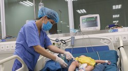 Bác sĩ tại Bệnh viện Nhi Trung ương chăm sóc cho bệnh nhi 8 tháng tuổi bị ngộ độc methanol. Ảnh: Lê Thạch. 