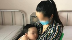 Trẻ bị dính lưỡi cùng mẹ tới thăm khám tại Bệnh viện Nhi Trung ương. Ảnh: Bệnh viện Nhi Trung ương. 