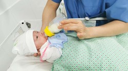 Bác sĩ chăm sóc cho bé sinh non bị suy hô hấp. Ảnh: Bệnh viện phụ sản Hà Nội 