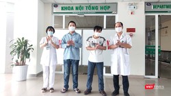 2 bệnh nhân mắc COVID-19 được công bố khỏi bệnh tại Bệnh viện Nhiệt đới Trung ương trong chiều nay (10/6). Ảnh: Minh Thúy 