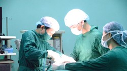 Bác sĩ phẫu thuật cho bệnh nhân có khối bướu giáp khổng lồ. Ảnh: Thúy Quỳnh 